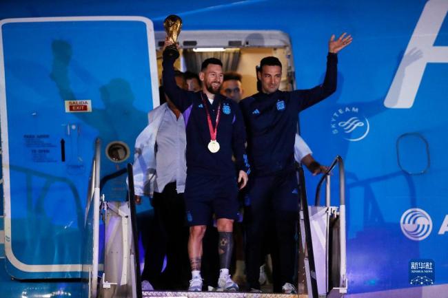 Ang Argentina, ang World Cup champions, ay lumipad pauwi para sa isang celebratory tour sa kabisera