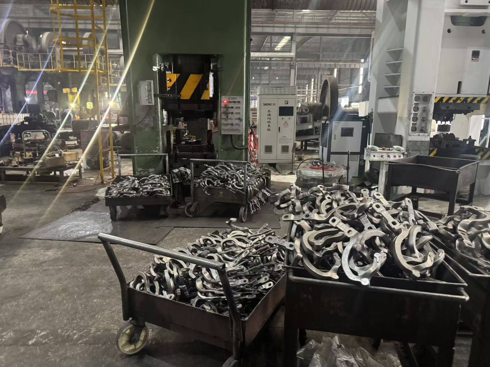Ang Cr8Mo2SiV steel ay ginagamit para sa cold extrusion dies, cold forging dies at deep drawing dies.